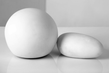 Pierres blanches sur fond blanc
