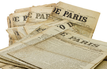 Tas d'ancien journaux Paris