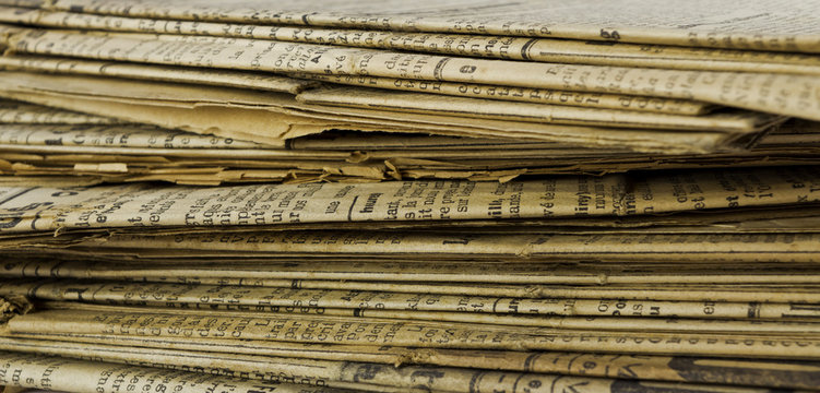Vieux journaux empilés