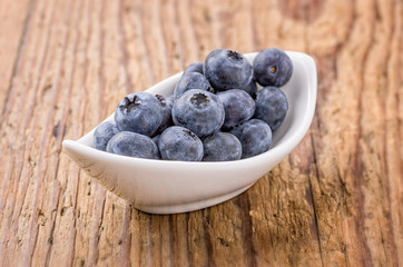 Schälchen mit frischen Blaubeeren