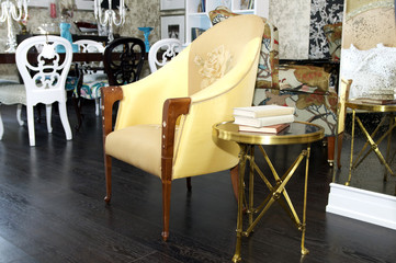 стул и столик