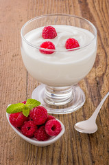 Frischer cremiger Naturjoghurt mit Himbeeren