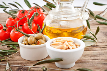 Leckere frische Oliven und Tomaten mit Olivenöl