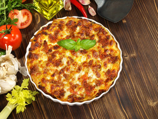 Lasagne in der Form mit Zutaten - Tomaten, Knoblauch, Chili