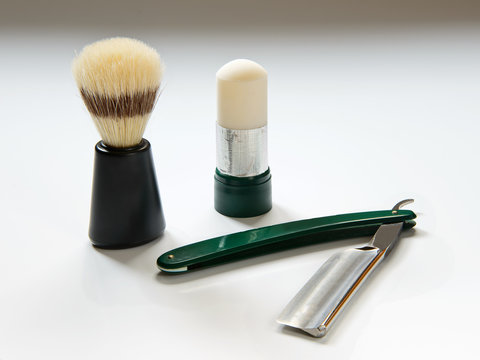 Navaja, Brocha Y Jabon De Afeitar Sobre fondo Blanco