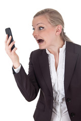 Frau schreit ins Telefon
