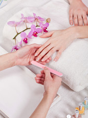 Obraz na płótnie Canvas Profesjonalny paznokci technik z manicure z kobietą
