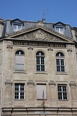 Fototapeta na wymiar Détail de la façade d'une école parisienne