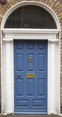 Fototapeta na wymiar Kolorowe drzwi w Dublinie z czasów Gruzji (18 wieku)