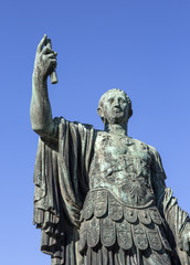 Fototapeta na wymiar Pomnik Juliusza Cezara, który jest w pobliżu Forum Trajana w Rzymie, Włochy