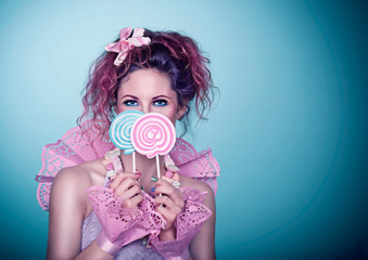Mädchen hält bunte Lollis / candy 04_2