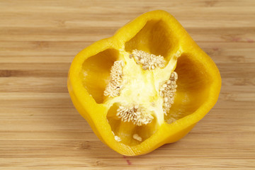 Aufgeschnittene gelbe Paprika