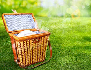 Fotobehang Picknickmand op een zonnig groen gazon © exclusive-design