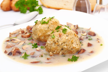 Dumpling with mushrooms - Semmelknödel mit Pilzen