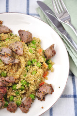 Quinoa mit Erbsen und Lammfleisch