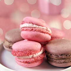 erdbeer-macarons und schoko-macarons