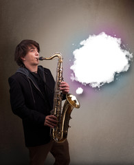 Fototapeta na wymiar Młody mężczyzna gra na saksofonie z przestrzeni kopii w chmurze białego