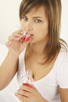 FEMME BAIN DE BOUCHE ANTISEPTIQUE.