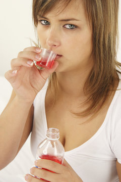 FEMME BAIN DE BOUCHE ANTISEPTIQUE.