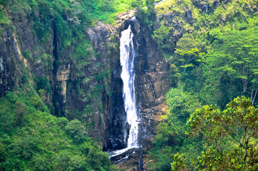 Fototapeta na wymiar Piękne devon wodospad w Sri Lance