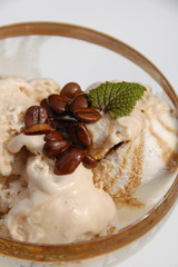 Eis mit Kaffeebohnen
