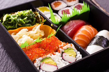 sushi und rolls in bento box
