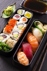 bento box mit sushi und rolls