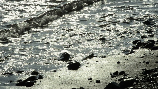 ocean waves at sone beach, backlit