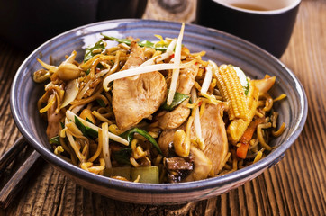 gebratene nudeln mit Hähnchen © HLPhoto