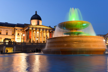 Trafalgar Square de nuit à Londres