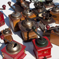 alte kaffeem&uuml;hlen auf einem flohmarkt