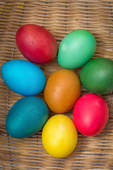 Fototapeta na wymiar Окрашенные яйца к празднику.