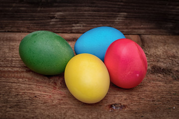 Fototapeta na wymiar Окрашенные яйца к празднику.