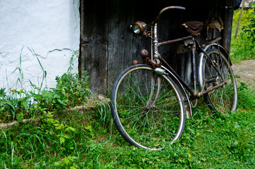 Fototapeta na wymiar Starych zabytkowych rowerów w pobliżu domu w miejscowości