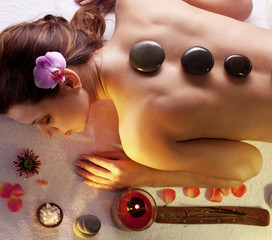 Obraz na płótnie Canvas Woman getting stones spa procedures.
