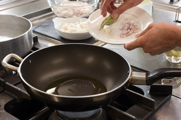 lo chef in cucina