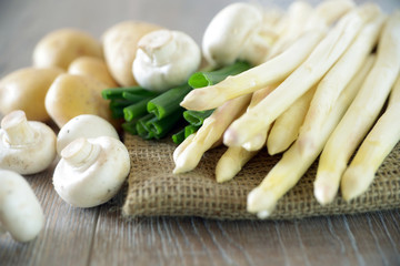 Spargel,Kartoffeln,Champignons und Lauchzwiebeln