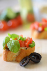 Bruschetta mit Basilikum und Oliven
