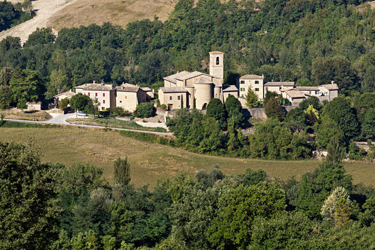 Pievebovigliana, Chiesa di S. Maria Assunta e Cripta Romanica
