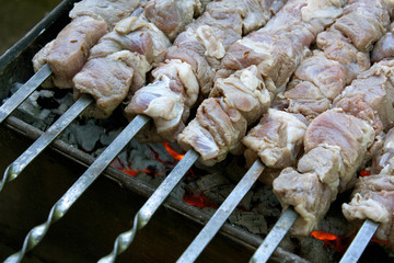 Schaschlikspieße am Grill