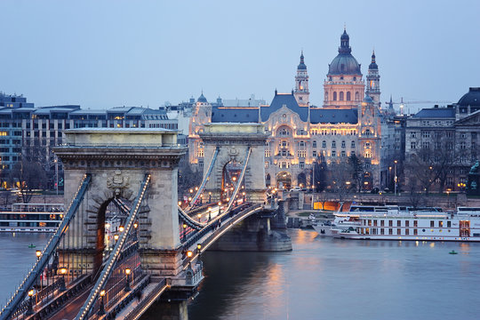 Fototapeta Chain bridge in Budapest at dawn