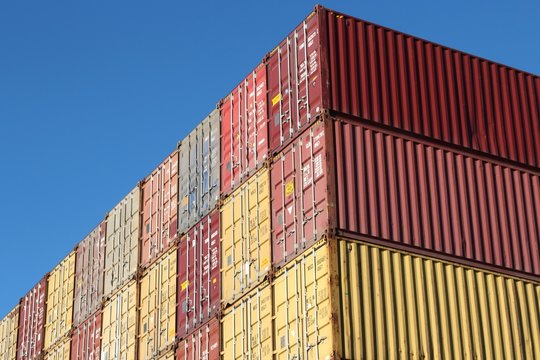 Containerstapel im Hafen