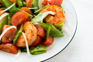 Vegetable salad with shrimps (prawns)