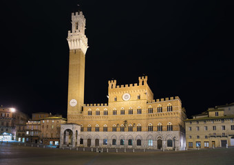 Fototapeta na wymiar Photo noc Siena. Piazza del Campo i Mangia Wieża. Włochy