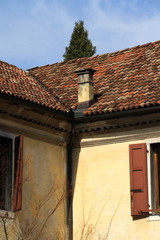 comignolo sul tetto di una casa antica