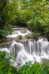 Fototapeta na wymiar Wodospad w lasach tropikalnych jest piękne.