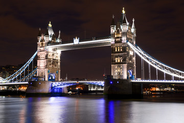 Tower Bridge de nuit à Londres