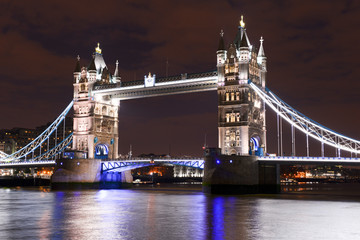 Fototapeta na wymiar Tower Bridge à Londres de nuit