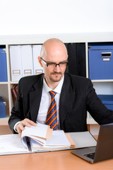 Mann arbeitet am Schreibtisch