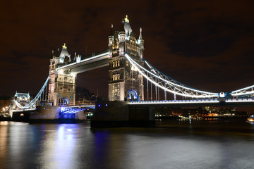 Tower Bridge de nuit à Londres